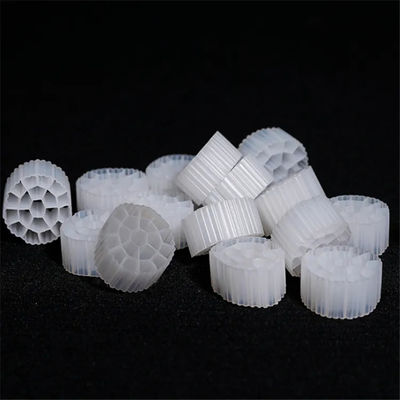 Sich hin- und herbewegender HDPE MBBR biologisches PlastikFiltermaterial-Flüssigbettfüller